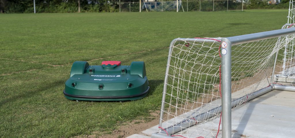 Robotmaaier voetbalveld
